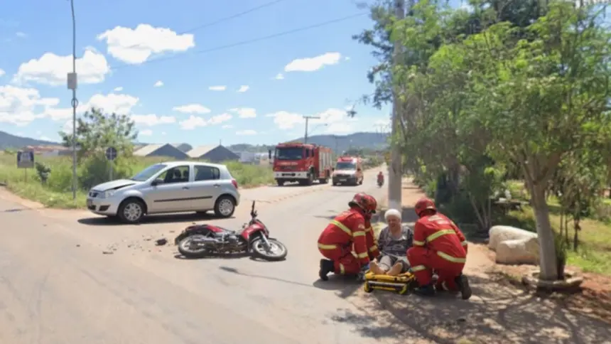 Acidente entre carro e moto deixa idosa ferida no norte de Goianésia