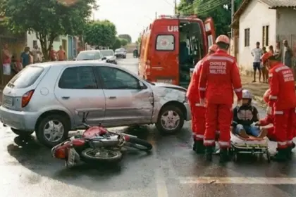 Acidente entre carro e moto deixa motociclista ferida no Jardim do Cerrado