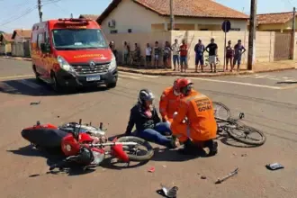 Colisão entre moto e bicicleta deixa motociclista ferida no Bairro Carrilho