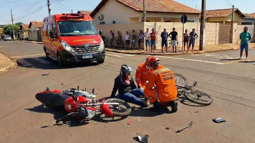 Colisão entre moto e bicicleta deixa motociclista ferida no Bairro Carrilho