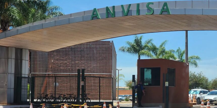 Anvisa recolhe lote de chocolate Laka por problema na embalagem Anvisa recolhe lote de chocolate Laka por problema na embalagem