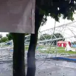 Chuva acompanhada de ventos derruba árvore de natal em Vila Propício
