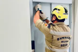 Bombeiros resgatam pessoas presas em elevador no norte de Goianésia