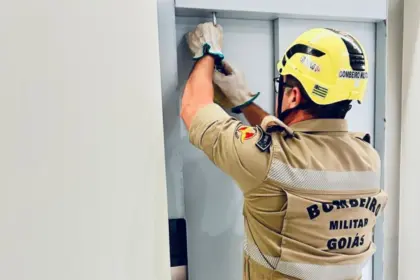 Bombeiros resgatam pessoas presas em elevador no norte de Goianésia