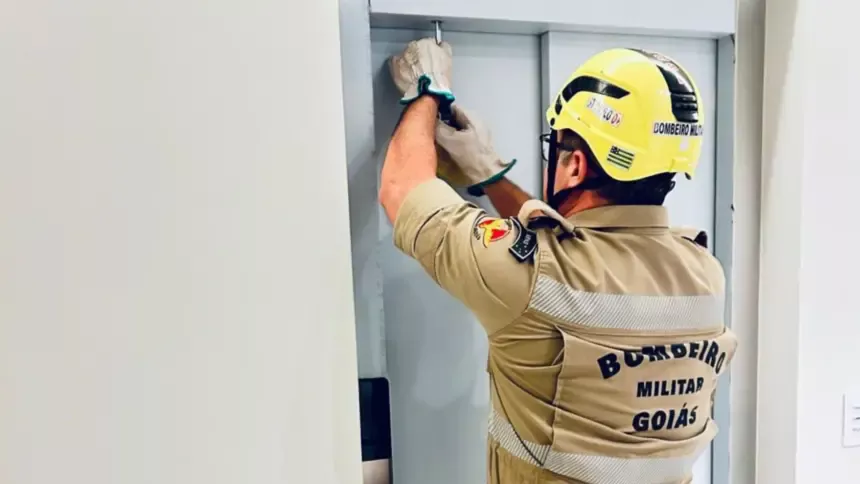 Bombeiros resgatam pessoas presas em elevador no norte de Goianésia