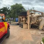 Caminhão bitoneira tomba em rótula da lagoa e mobiliza bombeiros
