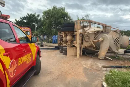 Caminhão bitoneira tomba em rótula da lagoa e mobiliza bombeiros
