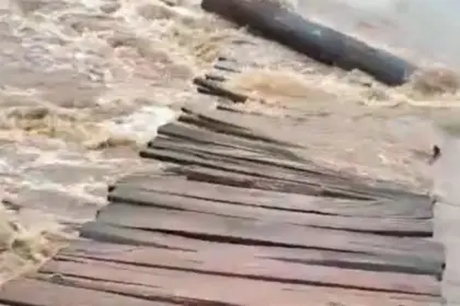 Forte chuva destrói pinguelão no Rio do Peixe e isola moradores da zona rural