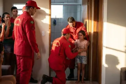Criança de 7 anos fica presa em banheiro e é resgatada pelos bombeiros de Goianésia