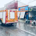 Rompimento de fio de alta tensão causa incêndio e danifica veículos no Centro de Goianésia