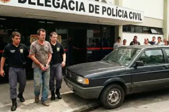 Homem é preso por embriaguez ao volante após estacionar em frente à delegacia