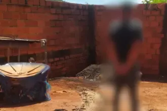 Pedreiro é preso em Barro Alto após agredir companheira, ameaçá-la com faca e incendiar pertences