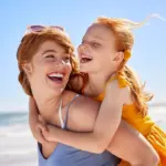 Como evitar água no ouvido: 4 dicas para curtir praia e piscina sem riscos