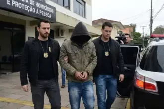 Polícia prende ex-funcionário de supermercado por matar funcionária a facadas