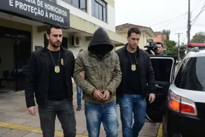 Polícia prende ex-funcionário de supermercado por matar funcionária a facadas