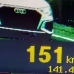 PRF prende motorista flagrado a 151 km/h e sem placa dianteira na BR-153