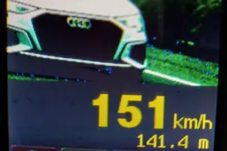 PRF prende motorista flagrado a 151 km/h e sem placa dianteira na BR-153