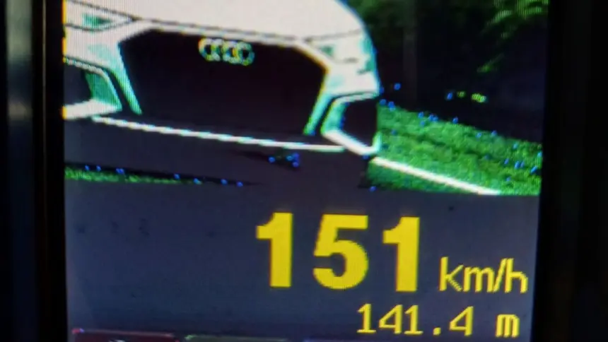 PRF prende motorista flagrado a 151 km/h e sem placa dianteira na BR-153