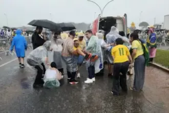 Raio atinge participantes de ato liderado por Nikolas Ferreira em Brasília e deixa dezenas de feridos