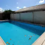 Sinais de que sua piscina precisa de manutenção urgente