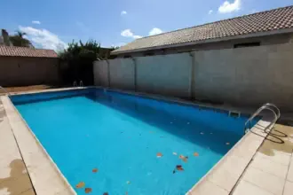 Sinais de que sua piscina precisa de manutenção urgente