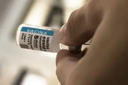 Após cinco anos de vacinação, covid recua, mas ainda preocupa