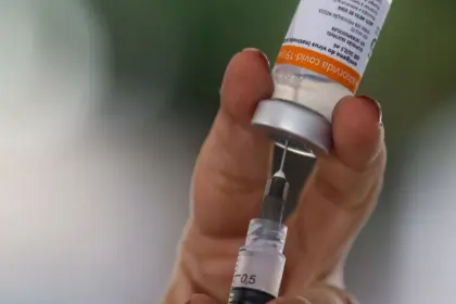 Há 5 anos, Brasil aplicava primeiras doses de vacina contra a covid-19