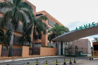 Anvisa proíbe venda de leite condensado e dois suplementos