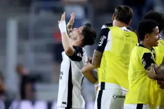 Corinthians é eficiente e derrota Athletico na Arena da Baixada