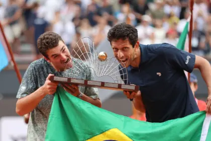João Fonseca e Marcelo Melo garantem título de duplas do Rio Open