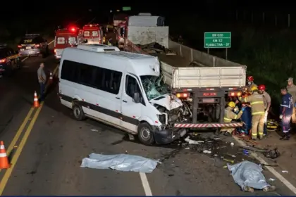 Cinco morrem e 11 ficam feridos em grave acidente na BR-020