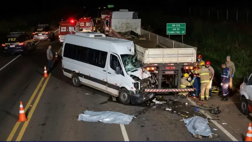 Cinco morrem e 11 ficam feridos em grave acidente na BR-020