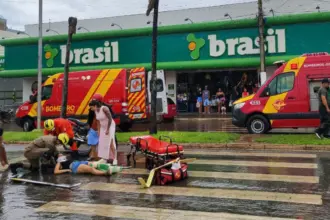 Acidente entre duas motocicletas deixa três feridos na Avenida Goiás, no norte de Goianésia
