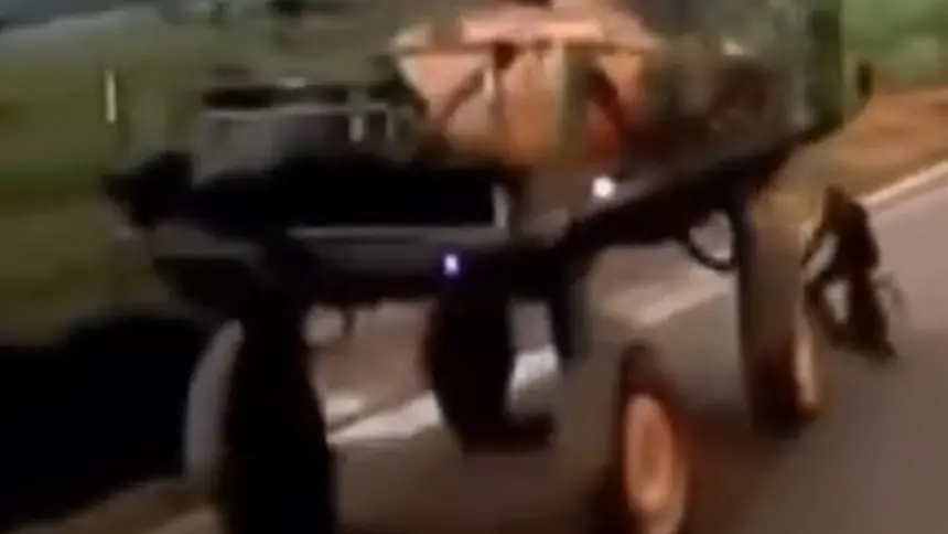 Adolescente morre ao tentar passar com bicicleta elétrica por baixo de pulverizador