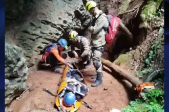 Bombeiros de Goianésia realizam resgate complexo em caverna de Vila Propício