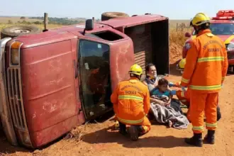 Corpo de Bombeiros de Goianésia atende capotamento de camionete em estrada vicinal