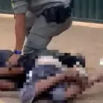 Homem é preso por importunação sexual ao ser pego se masturbando em frente a crianças