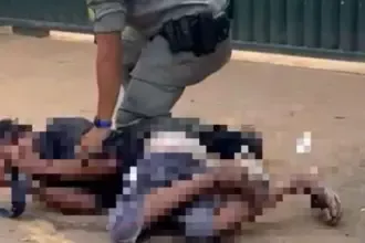 Homem é preso por importunação sexual ao ser pego se masturbando em frente a crianças