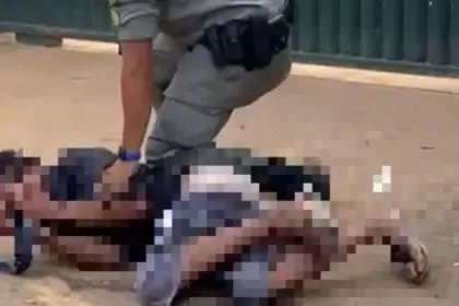 Homem é preso por importunação sexual ao ser pego se masturbando em frente a crianças