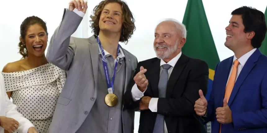 Lula recebe Lucas Pinheiro, medalha de ouro nos Jogos de Inverno Lula recebe Lucas Pinheiro, medalha de ouro nos Jogos de Inverno