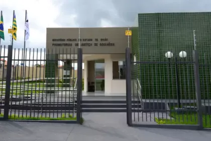 MPGO reúne comerciantes de Goianésia para tratar da desobstrução de calçadas e concede prazo de 30 dias para adequação