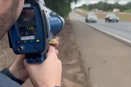PRF flagra “Festival de Velocidade” no início da Operação Carnaval em Goiás
