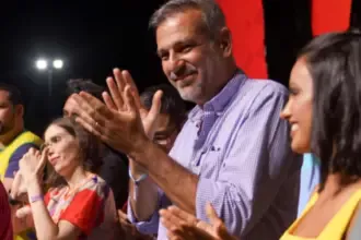 Renato anuncia recapeamento de 1 milhão de metros quadrados durante abertura do Carnaval em Goianésia