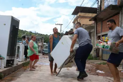 Saúde envia equipes do SUS para áreas atingidas pela chuva em Minas