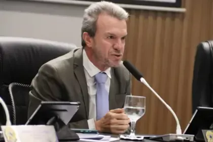 Vereador Carlos Veículos solicita instalação de lombada eletrônica na Avenida Contorno