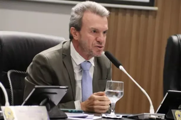 Vereador Carlos Veículos solicita instalação de lombada eletrônica na Avenida Contorno