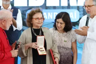 Pesquisadora Margareth Dalcolmo recebe medalha Oswaldo Cruz