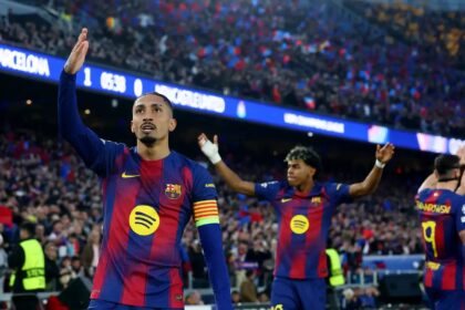 Raphinha marca dois em goleada do Barcelona na Liga dos Campeões