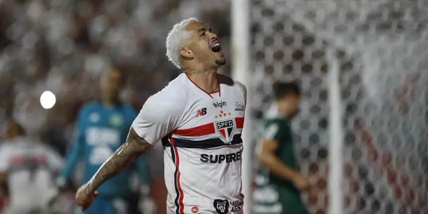 São Paulo vence Chapecoense e assume liderança isolada do Brasileiro