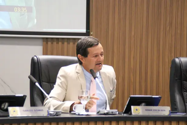 Vereador Gesmar José solicita rotatória ou lombada eletrônica em frente à escola no Bairro Primavera